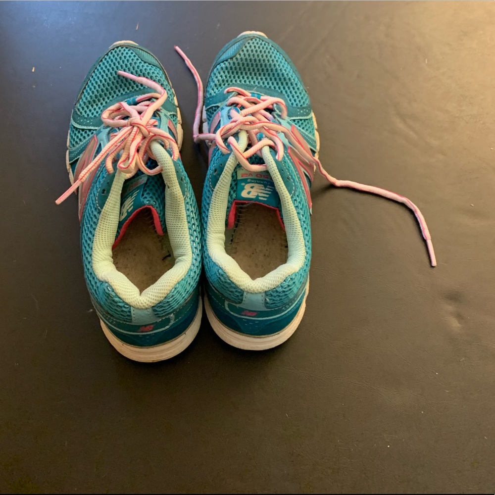 Tennis shoes